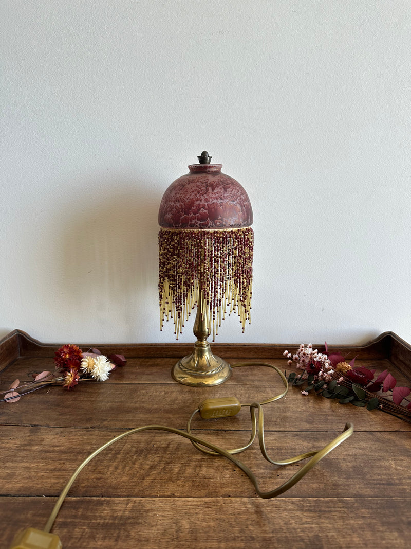 Lampe style Charleston globe mauve socle en laiton