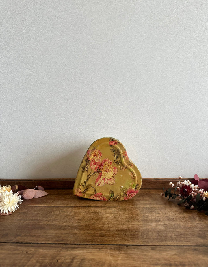 Boite en métal forme de coeur motifs fleurs anglaises