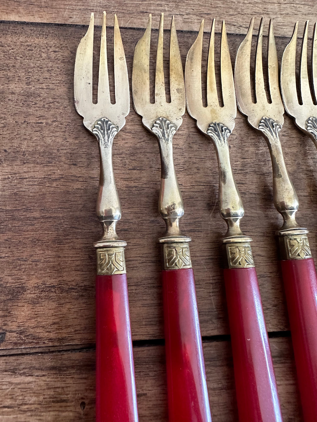 Fourchettes à dessert en bakélite rouge et vermeil
