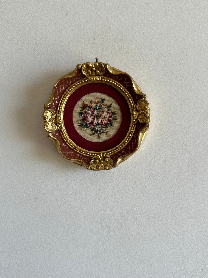 Médaillons en bois doré broderie fleurie bordure rose