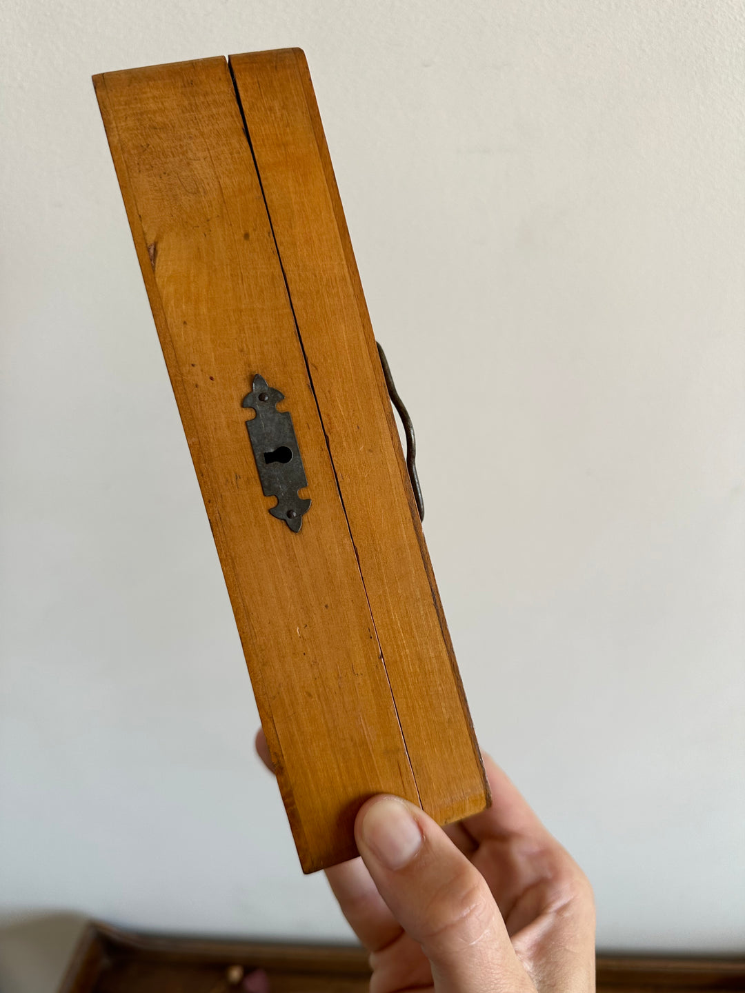 Boite en bois d'écolier avec décoration en métal années 30