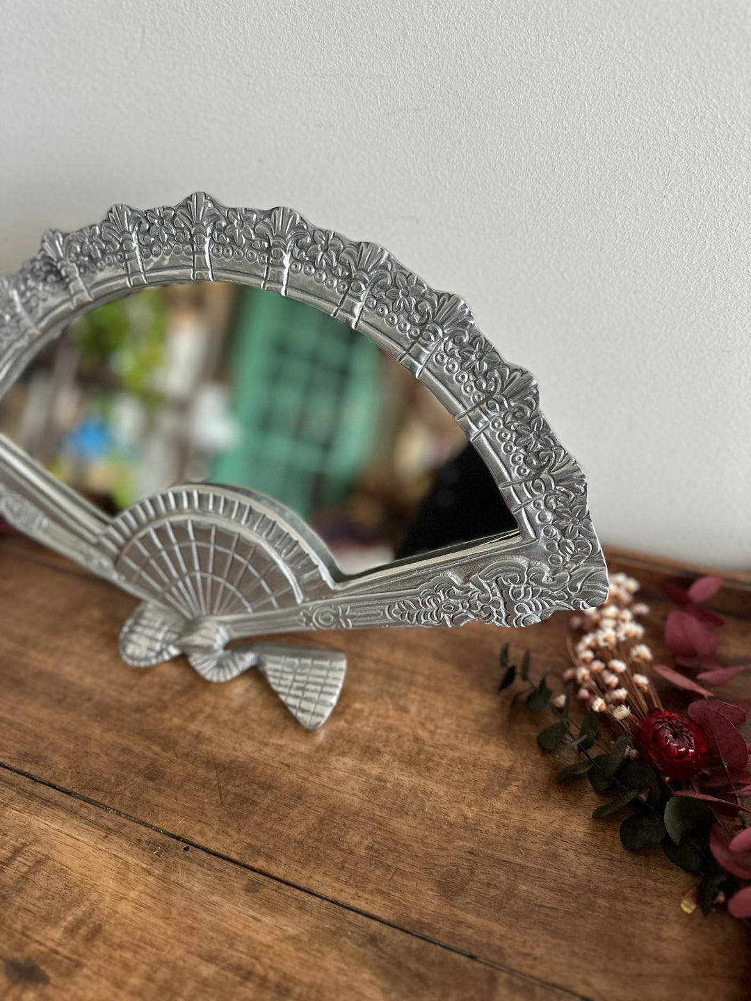 Miroir en forme d'éventail en étain années 80