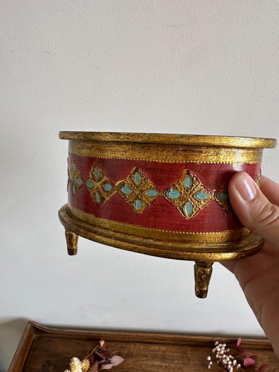 Coffre en demi lune style florentin rouge et or