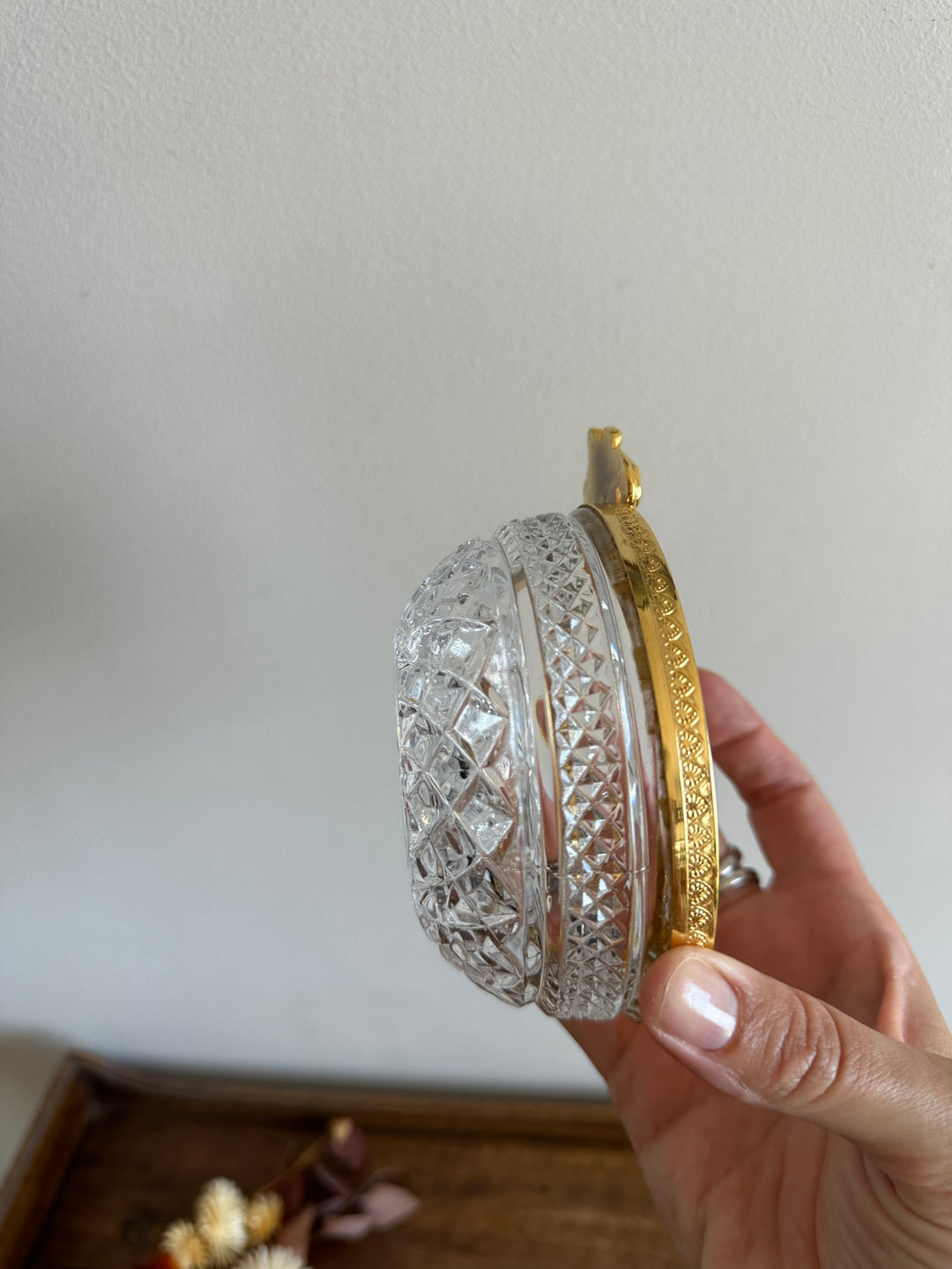 Coupelles en verre moulé cerclé de métal doré travaillé