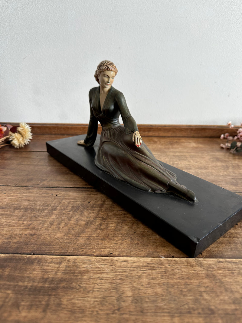 Statuette jeune femme allongée sur le coté en robe longue