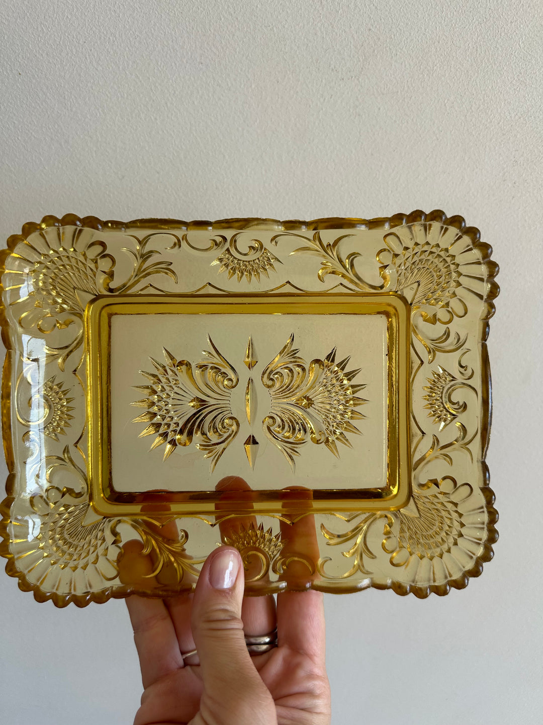 Plateau vide poche en verre taillé jaune