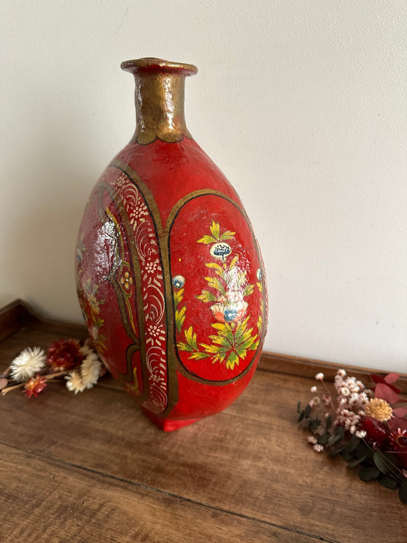 Vase en papier mâché et résine décorations florales fond rouge
