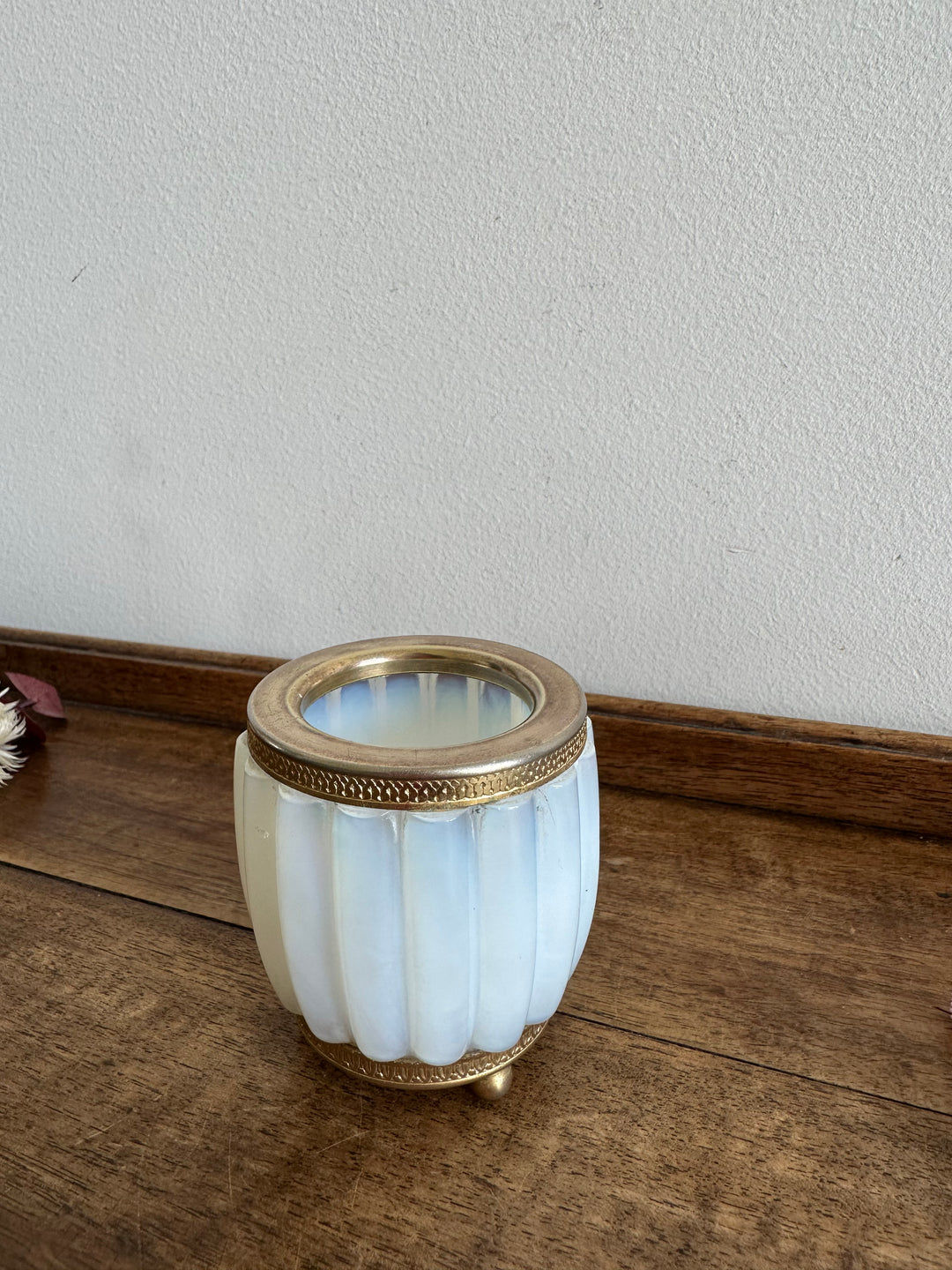 Pot en opaline cerclé de bronze doré