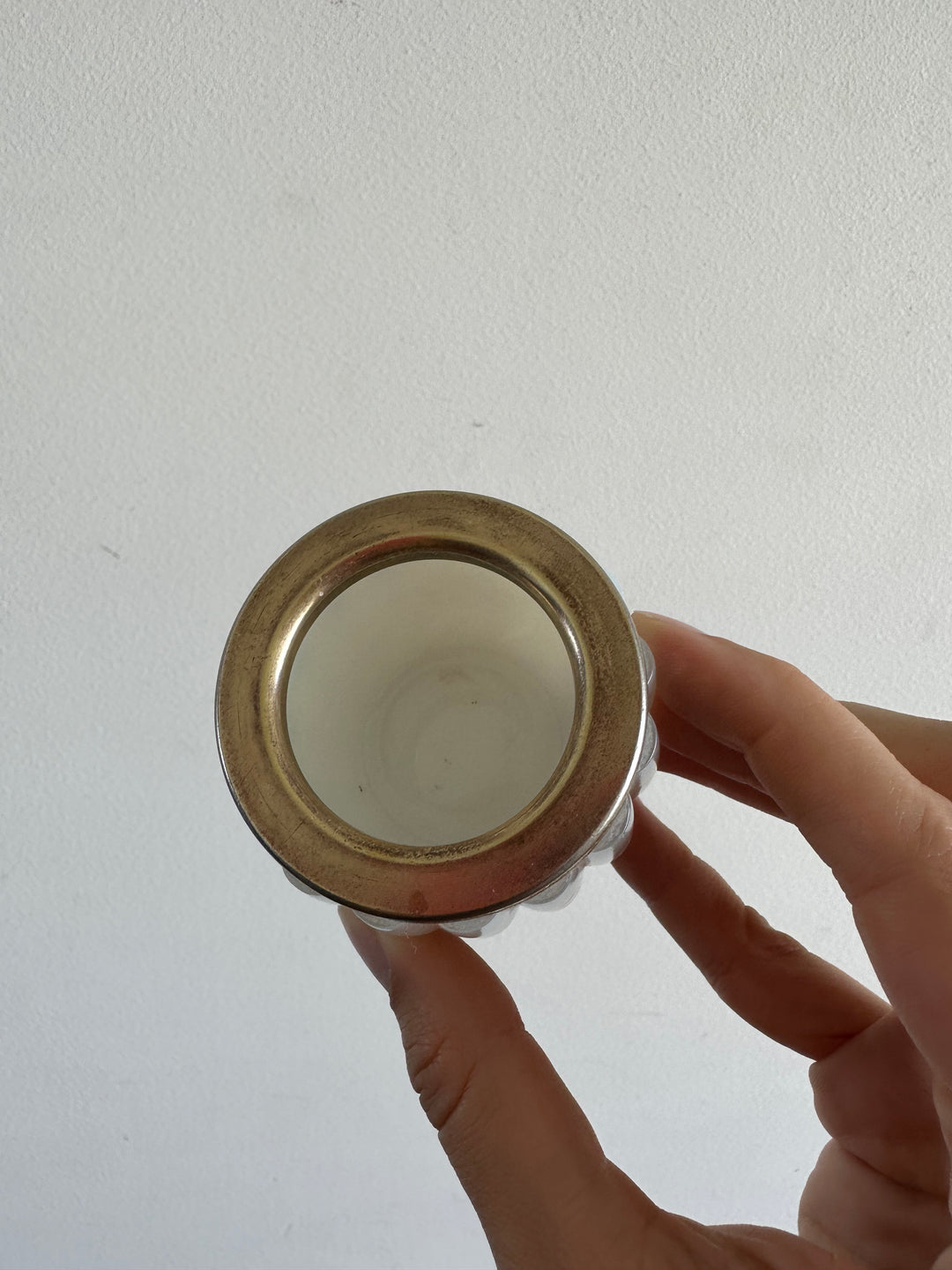 Pot en opaline cerclé de bronze doré
