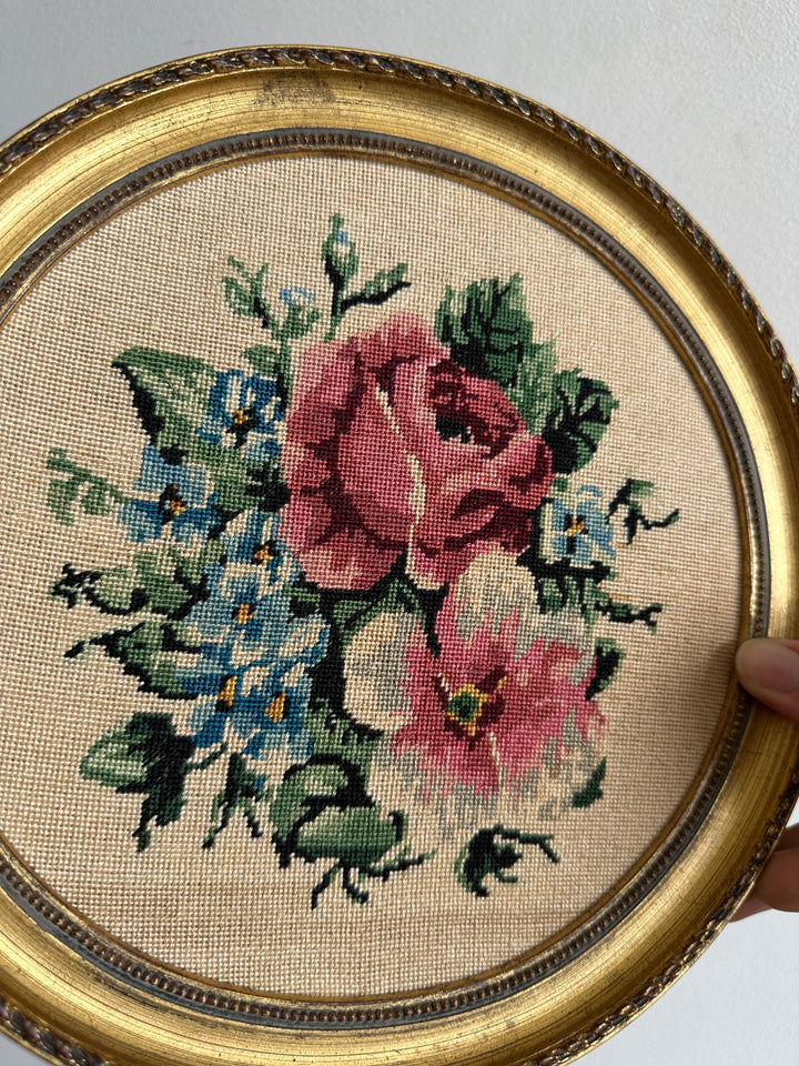 Broderies anciennes encadrées rondes