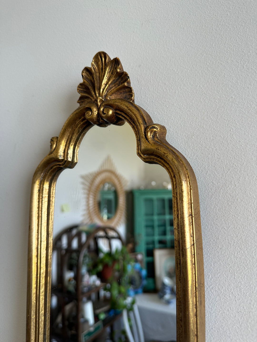 Miroir en bois doré fronton coquillage chantourné