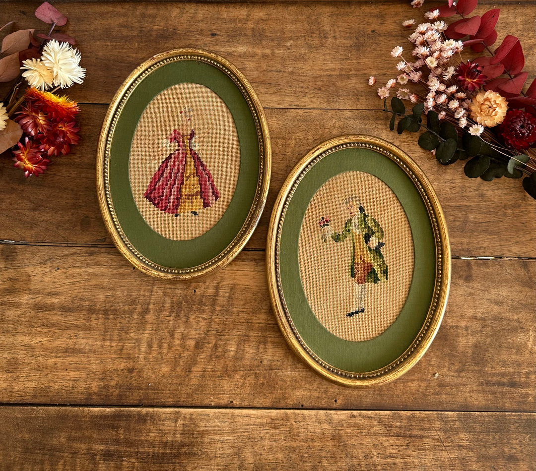 Broderies XIXème encadrées pourtour tissu vert