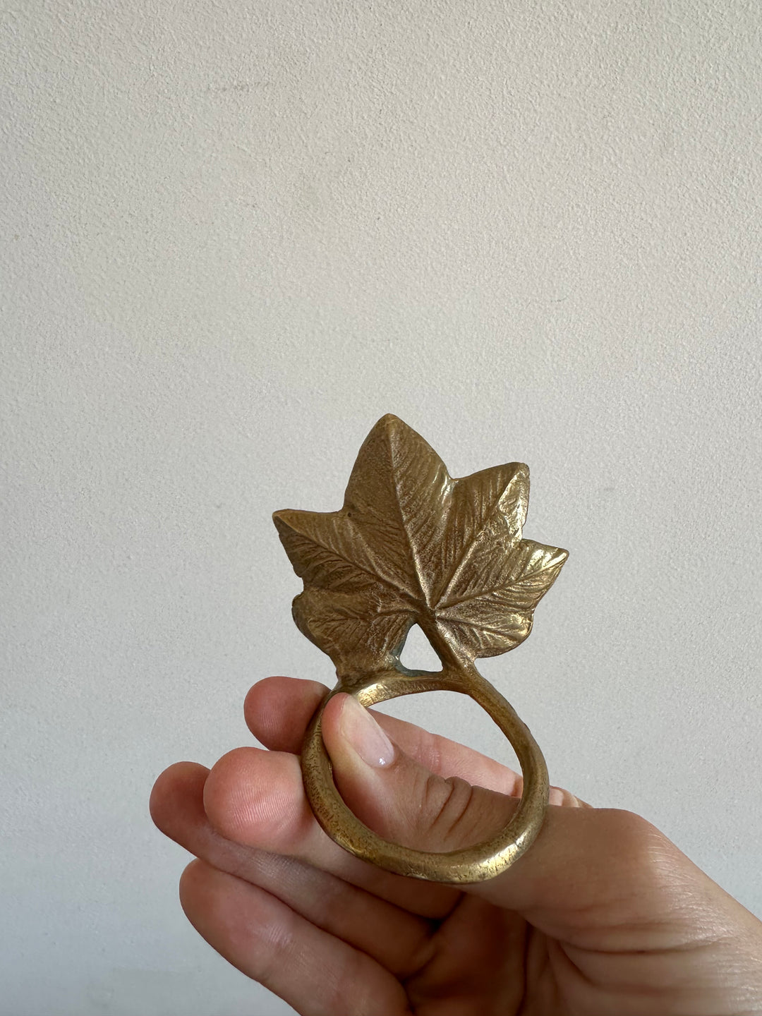 Ronds de serviettes en laiton doré motifs feuilles de chêne