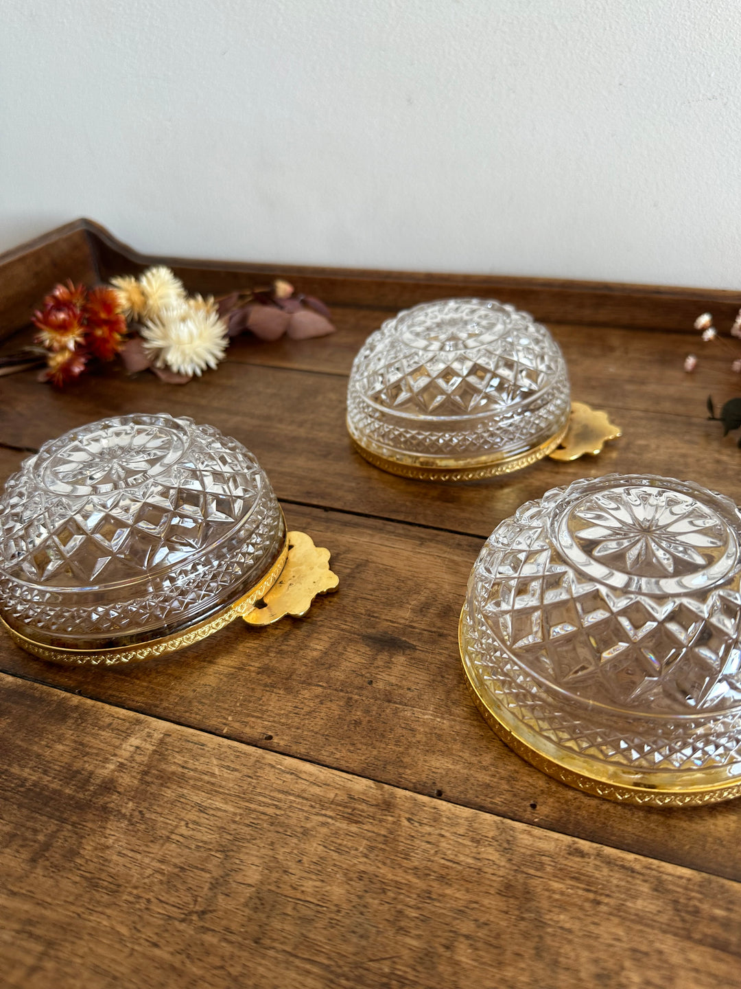 Coupelles en verre moulé cerclé de métal doré travaillé