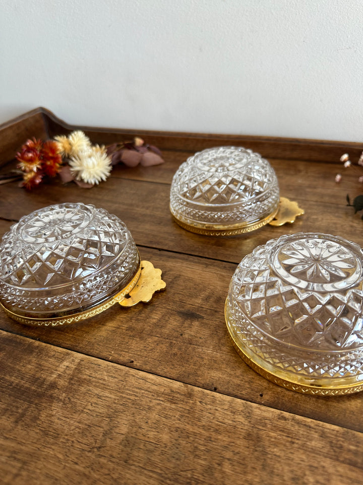 Coupelles en verre moulé cerclé de métal doré travaillé