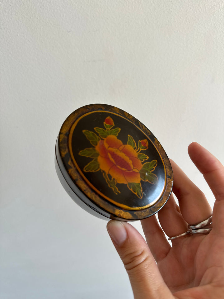 Boite à bijoux laquée motif rose sur fond noir