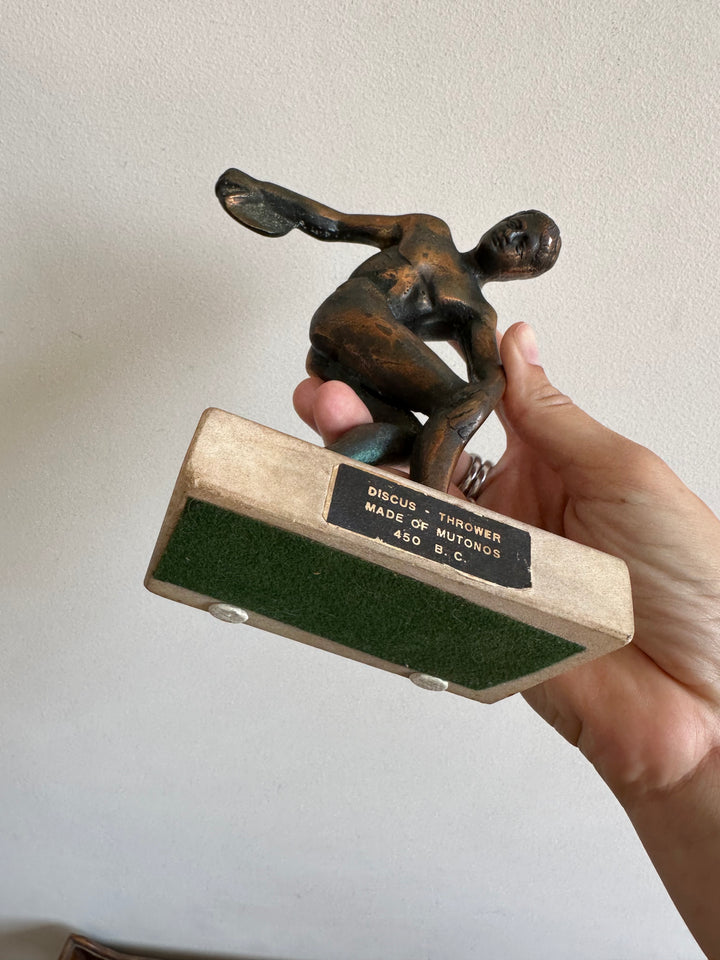 Statuette en bronze sur socle en marbre représentant Discobole