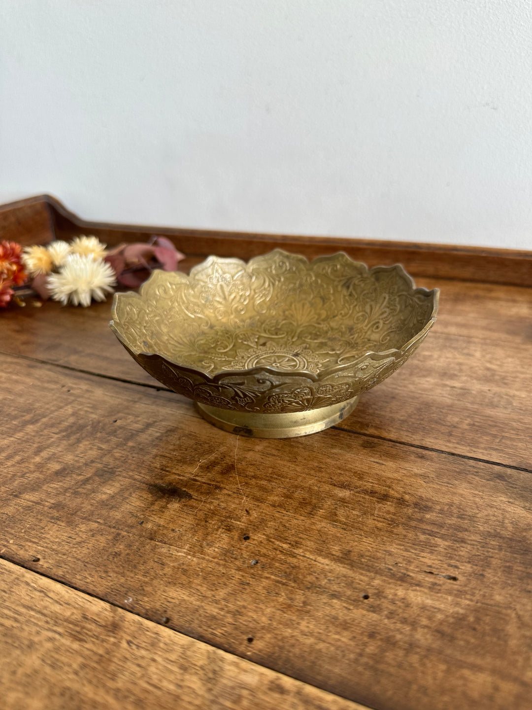 Vide poche en laiton orné de décorations florales
