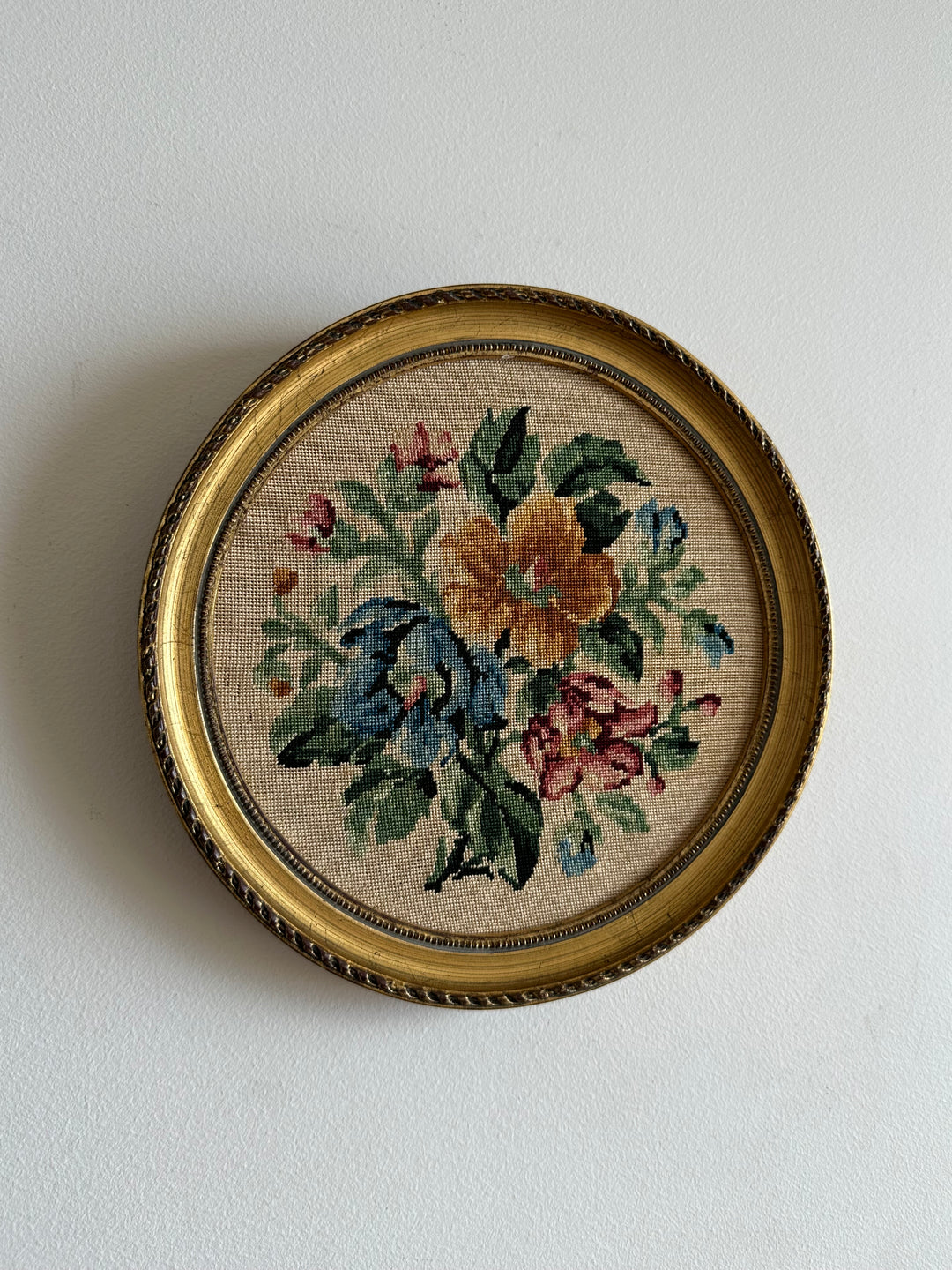 Broderies anciennes encadrées rondes