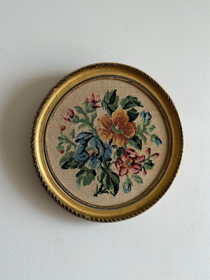 Broderies anciennes encadrées rondes