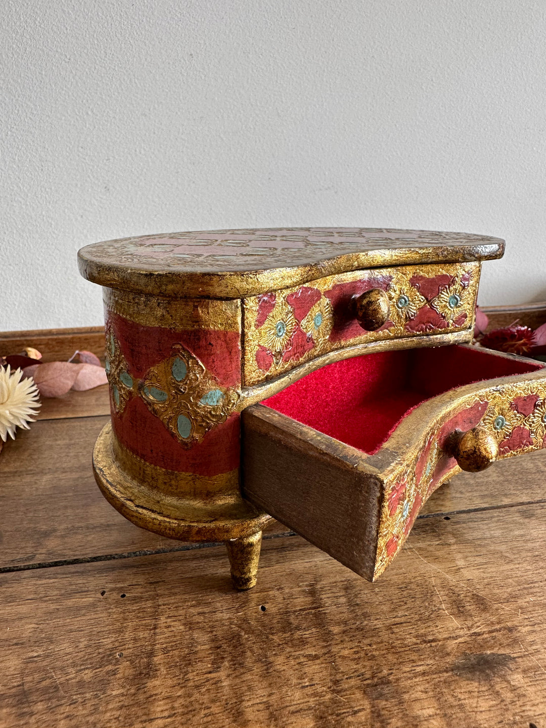 Coffre en demi lune style florentin rouge et or