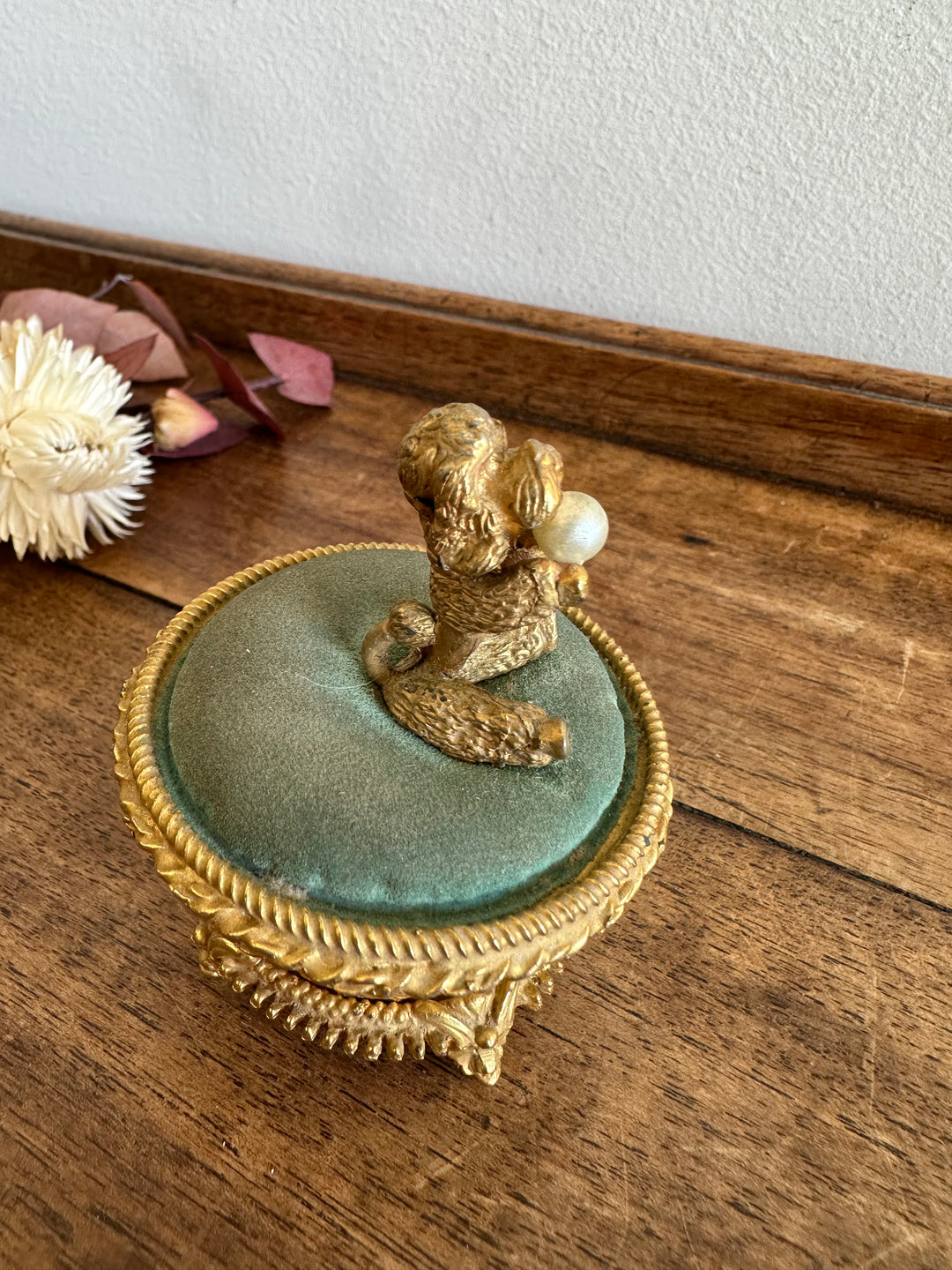 Pilulier en métal doré et velours vert