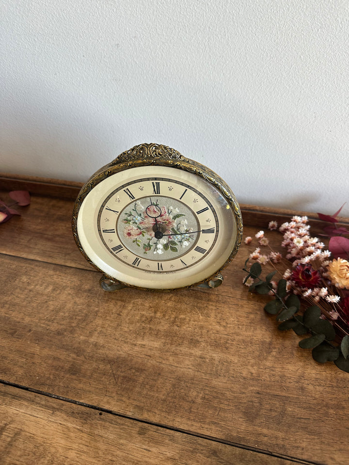 Réveil matin made in England broderie au centre