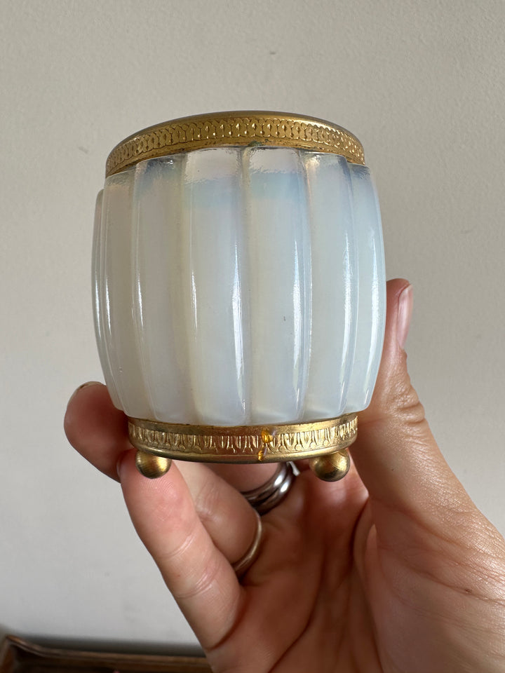 Pot en opaline cerclé de bronze doré
