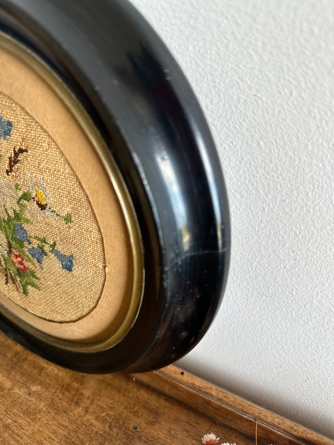 Broderie florale 19ème cadre en bois rond foncé