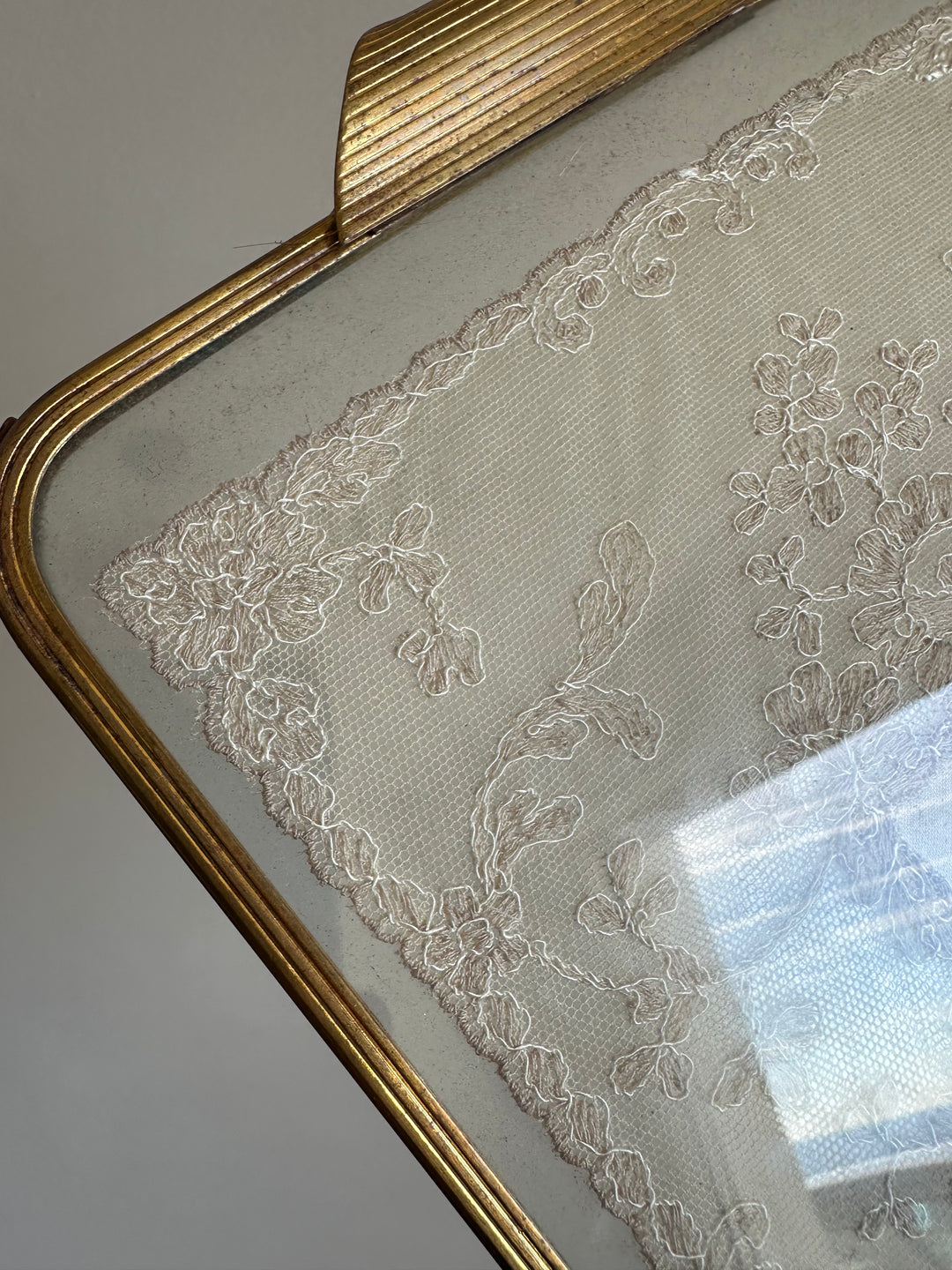 Plateau sur pied broderie sous verre cerclée de laiton