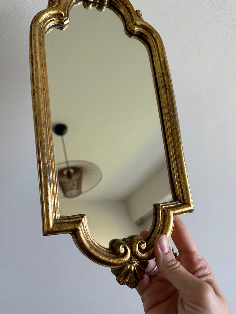 Miroir en bois doré fronton coquillage chantourné