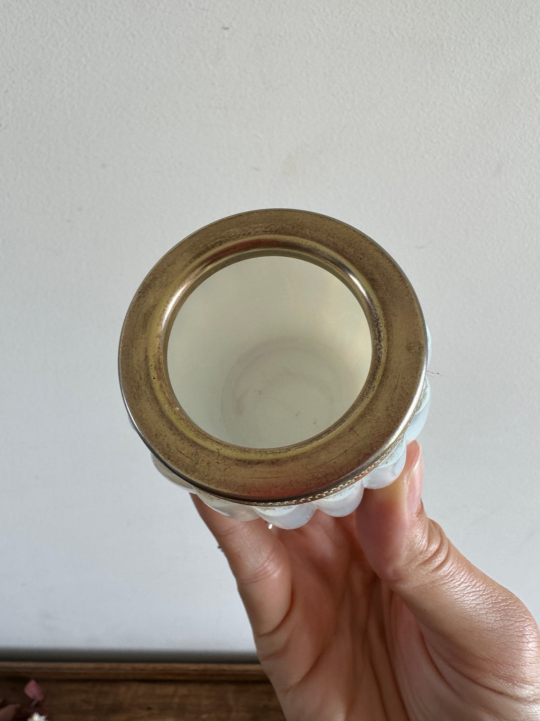 Pot en opaline cerclé de bronze doré