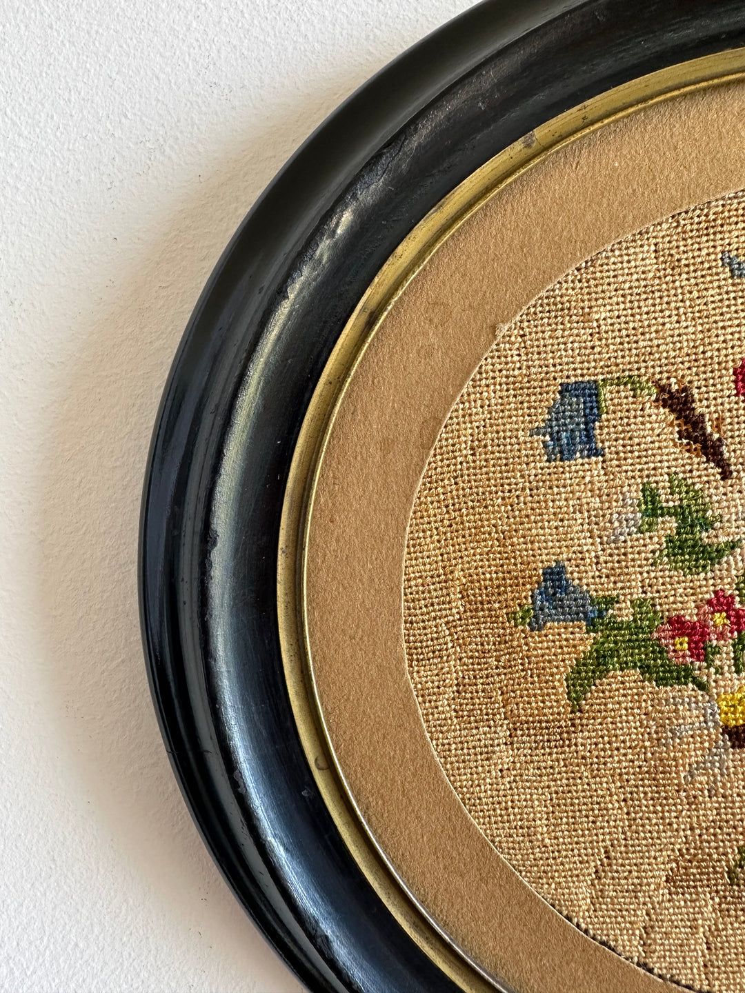 Broderie florale 19ème cadre en bois rond foncé