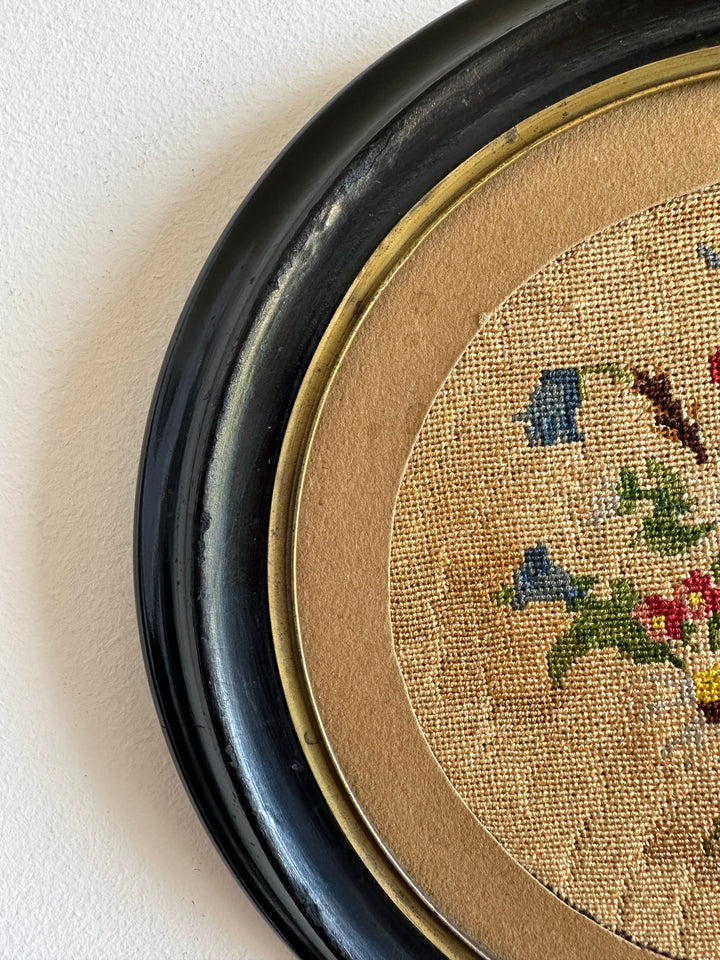 Broderie florale 19ème cadre en bois rond foncé
