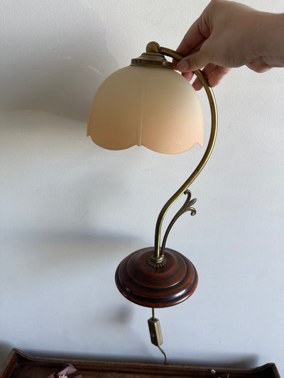 Lampe en laiton et bois globe tulipe couleur pêche poudrée