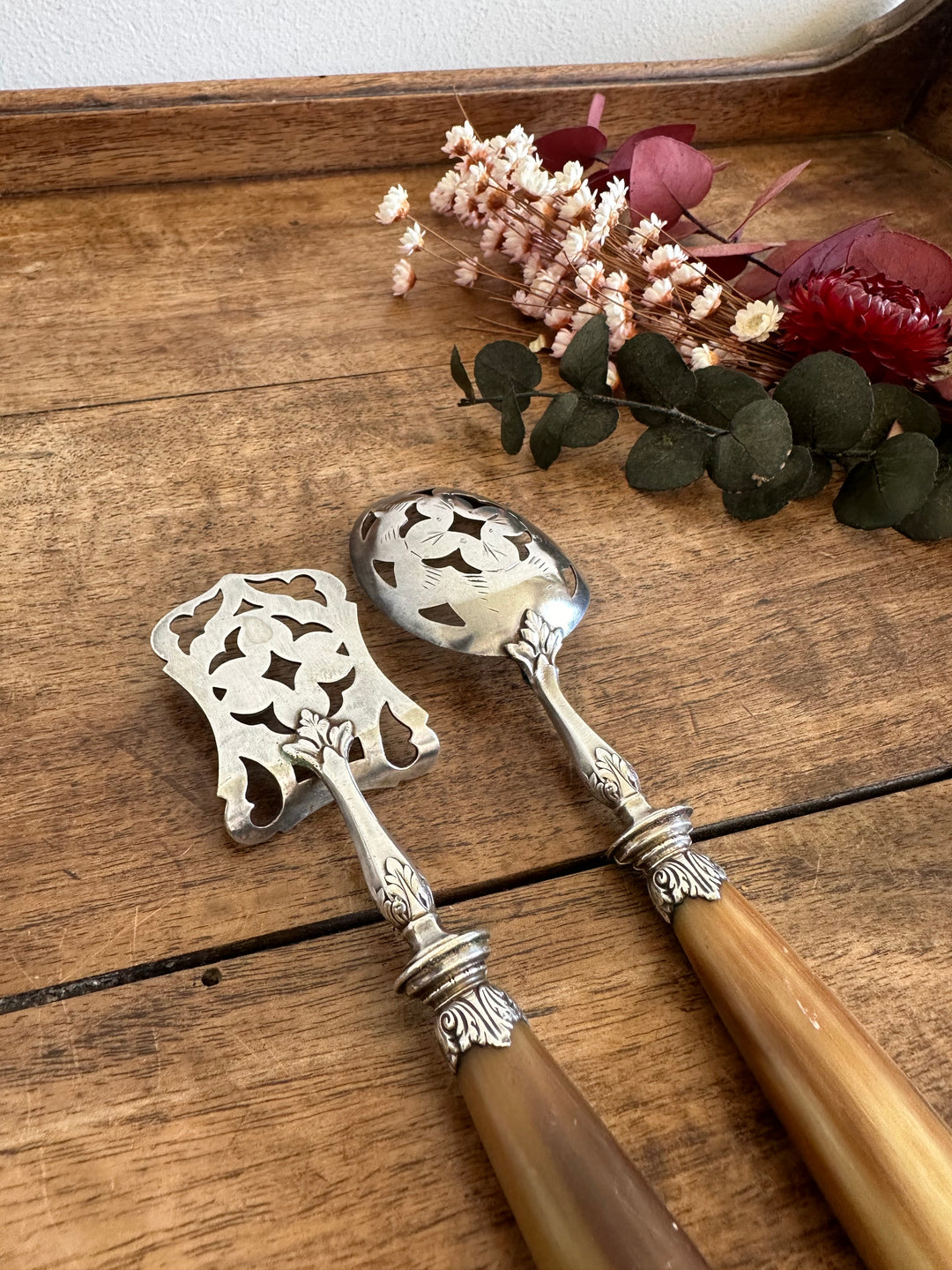 Couverts de service en métal argenté manches en bakélite