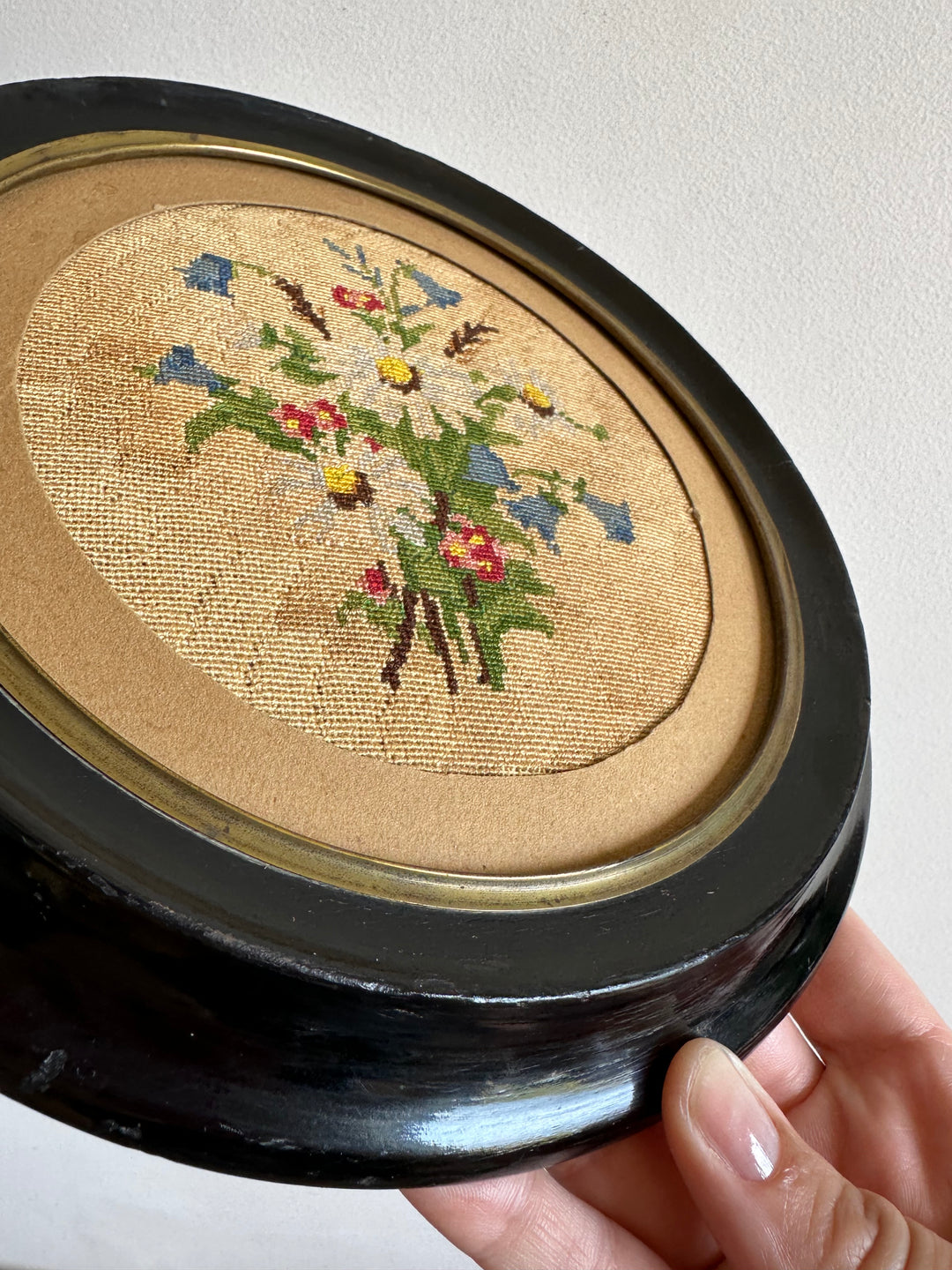 Broderie florale 19ème cadre en bois rond foncé