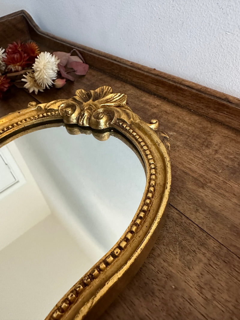 Miroir en bois et stuc fronton fleur doré à la feuille