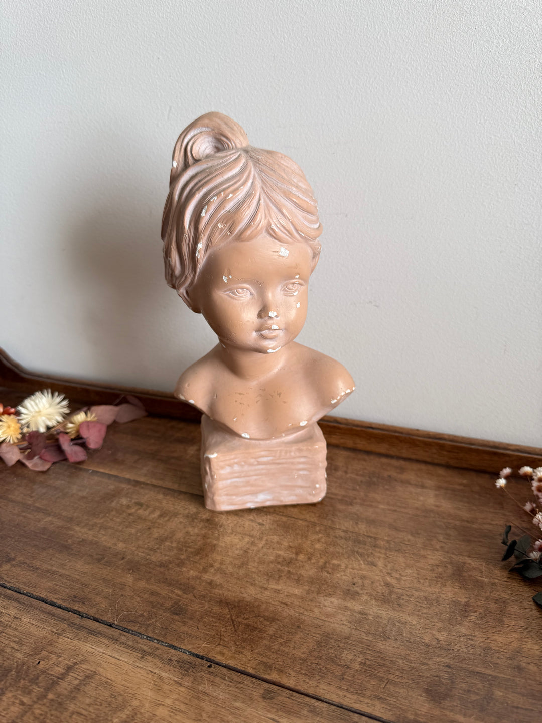 Buste jeune fille en platre rose