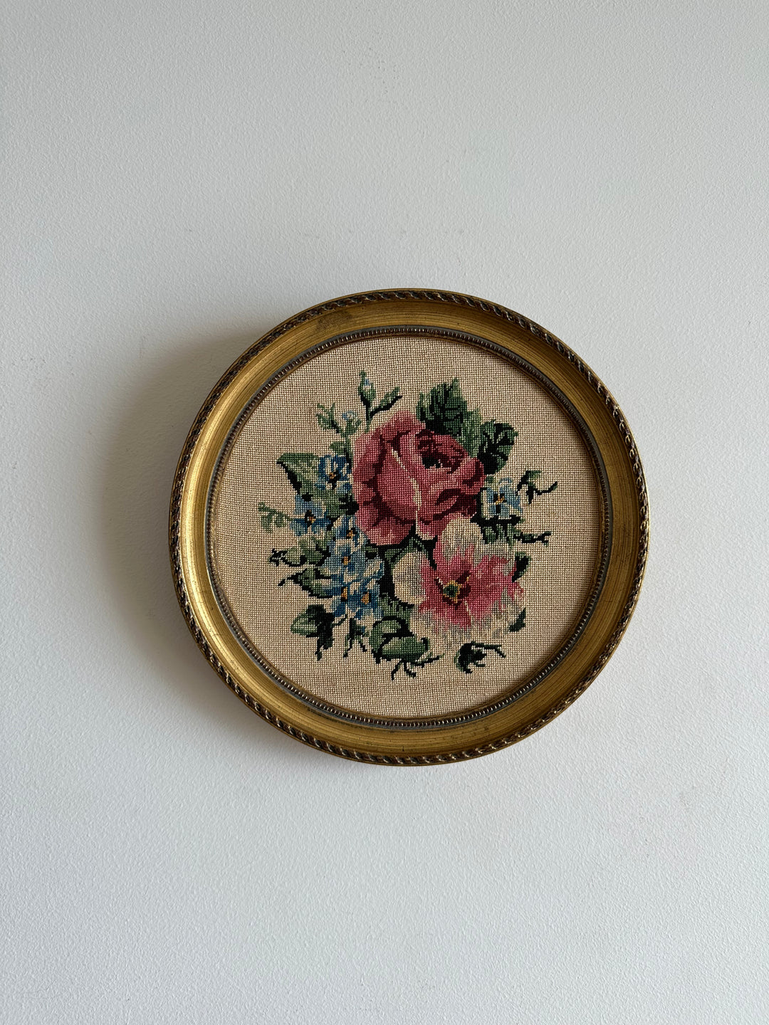 Broderies anciennes encadrées rondes