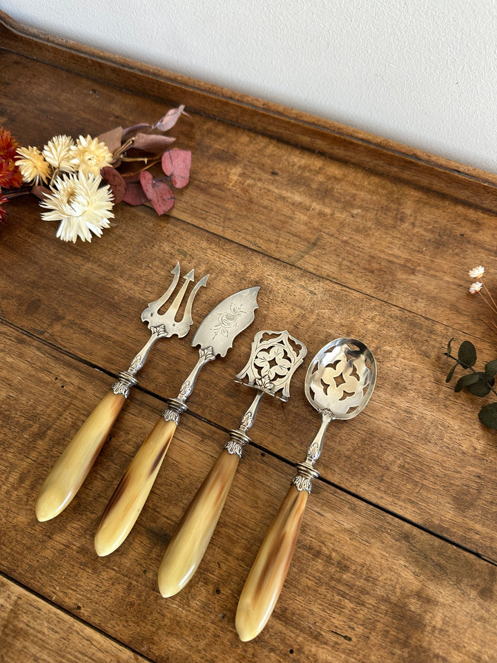 Couverts de service en métal argenté manches en bakélite