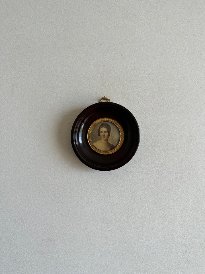 Médaillon miniature portrait de femme années 30 cerclé de laiton doré