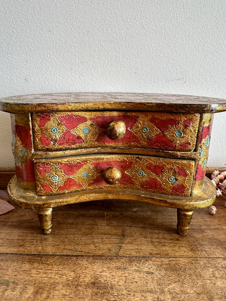 Coffre en demi lune style florentin rouge et or