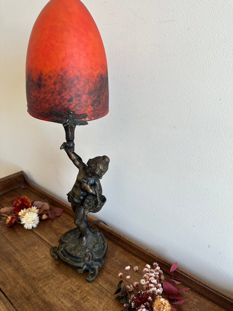 Lampe en bronze fillette au panier globe en verre rouge