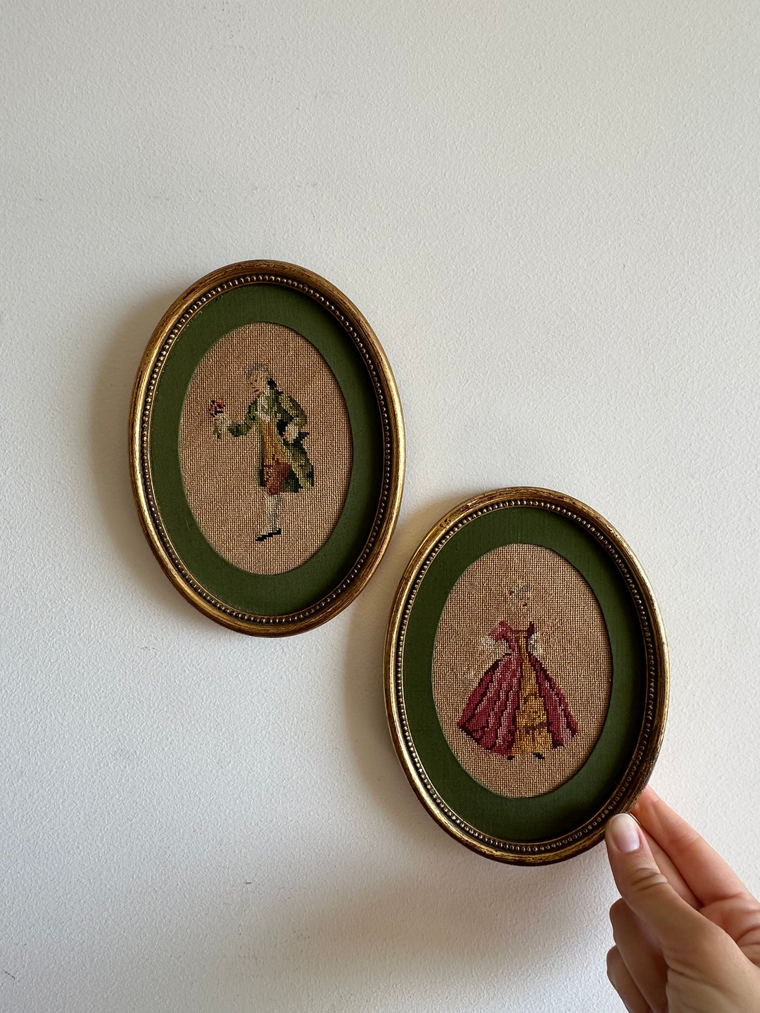 Broderies XIXème encadrées pourtour tissu vert