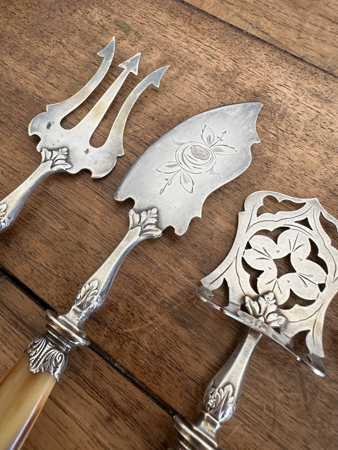 Couverts de service en métal argenté manches en bakélite