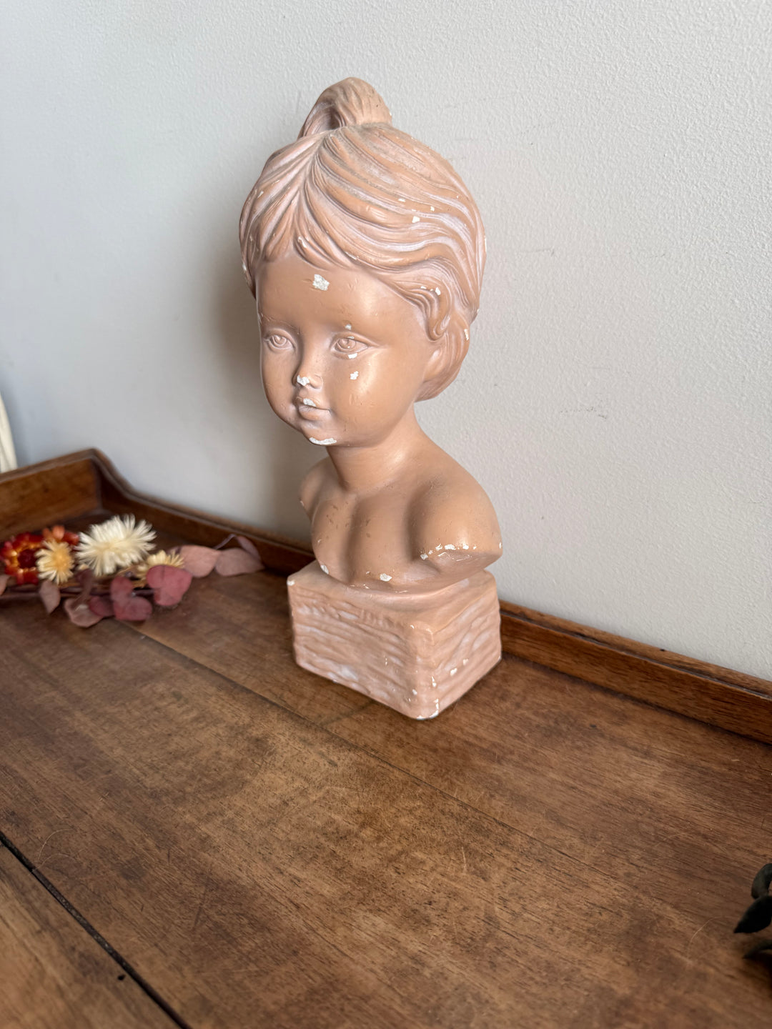 Buste jeune fille en platre rose