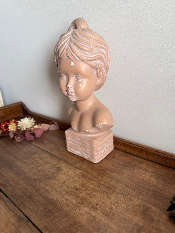 Buste jeune fille en platre rose
