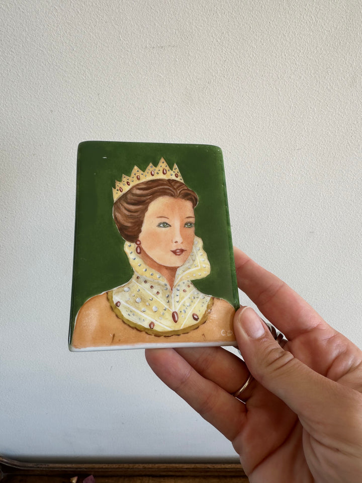 Portraits Reine sur porcelaine émaillée fond vert années 40