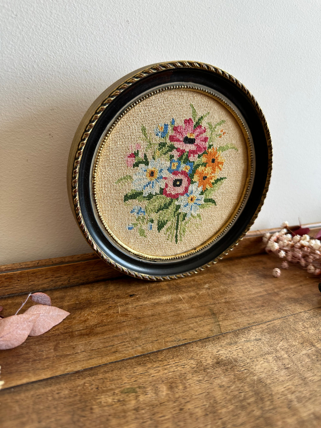 Broderie ronde cerclée de gris bleuté bouquet de fleurs printanier